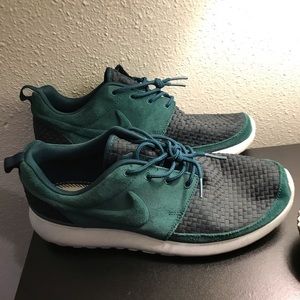 Rare Nike Roshes!!!! Fit like size 10
